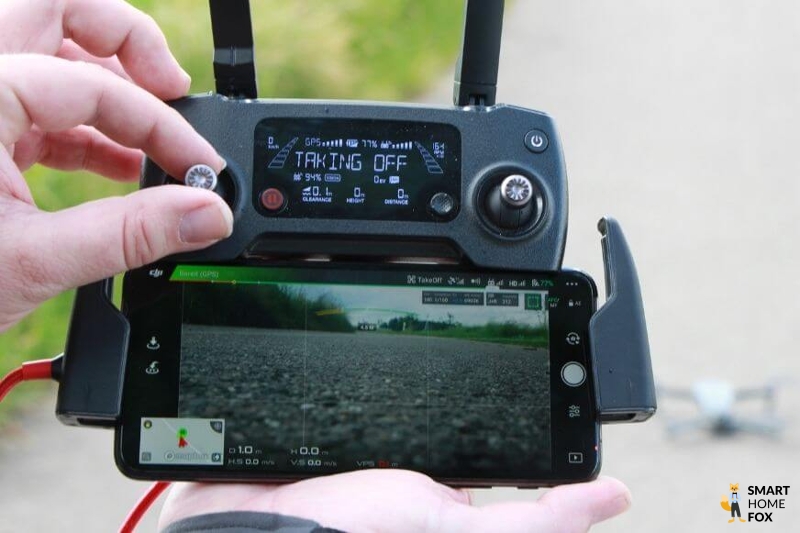 Das Smartphone ist in eine Halterung der DJI Steuerung integriert